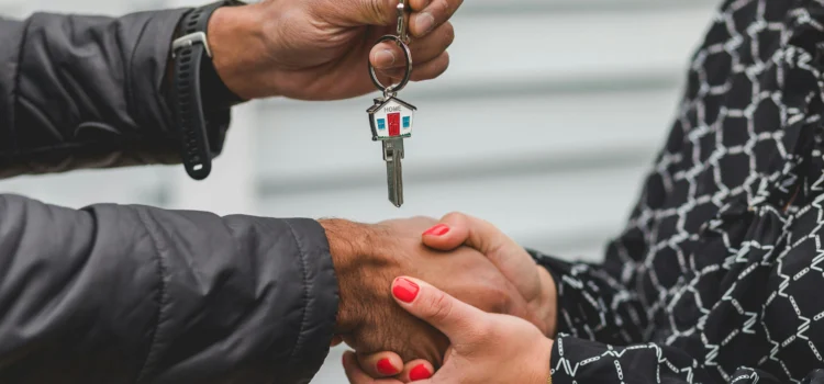 Récupération des clés du locataire après état des lieux